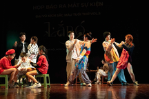 Tiếng chuông điện thoại, ghế nhựa được đưa vào vũ kịch "Sắc màu tuổi thơ"