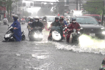 Xe cộ chết máy hàng loạt sau mưa lớn ở TPHCM