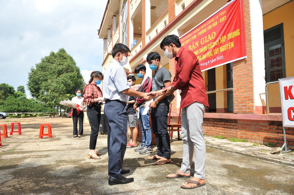 Du học sinh Lào cảm ơn y, bác sĩ Đắk Lắk sau thời gian cách ly tập trung - 2 Du học sinh Lào cảm ơn y, bác sĩ Đắk Lắk sau thời gian cách ly tập trung - 2