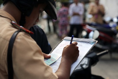 Giả mạo cảnh sát giao thông, lừa tiền nhà xe