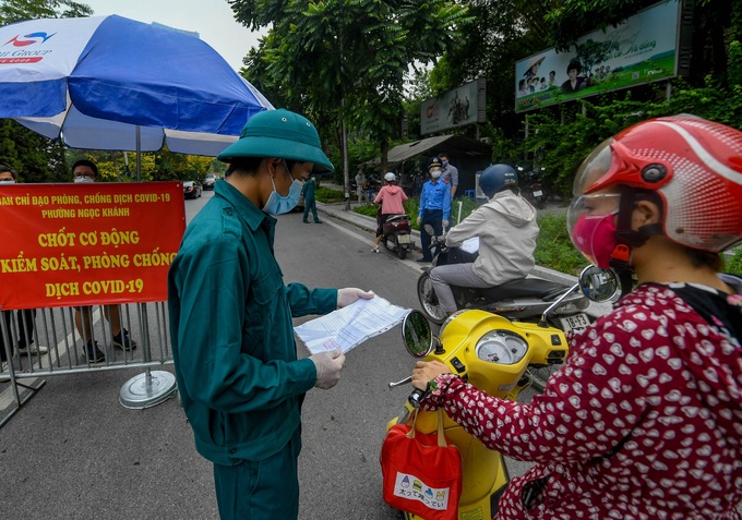 Hà Nội siết chặt việc cấp giấy đi đường, nhiều người dân ngỡ ngàng - Ảnh 2.