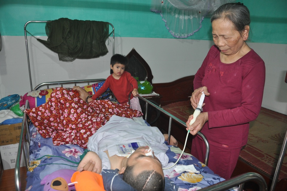Bạn đọc Dân trí giúp đỡ người đàn ông sống thực vật gần 150 triệu đồng - 3 Bạn đọc Dân trí giúp đỡ người đàn ông sống thực vật gần 150 triệu đồng - 3