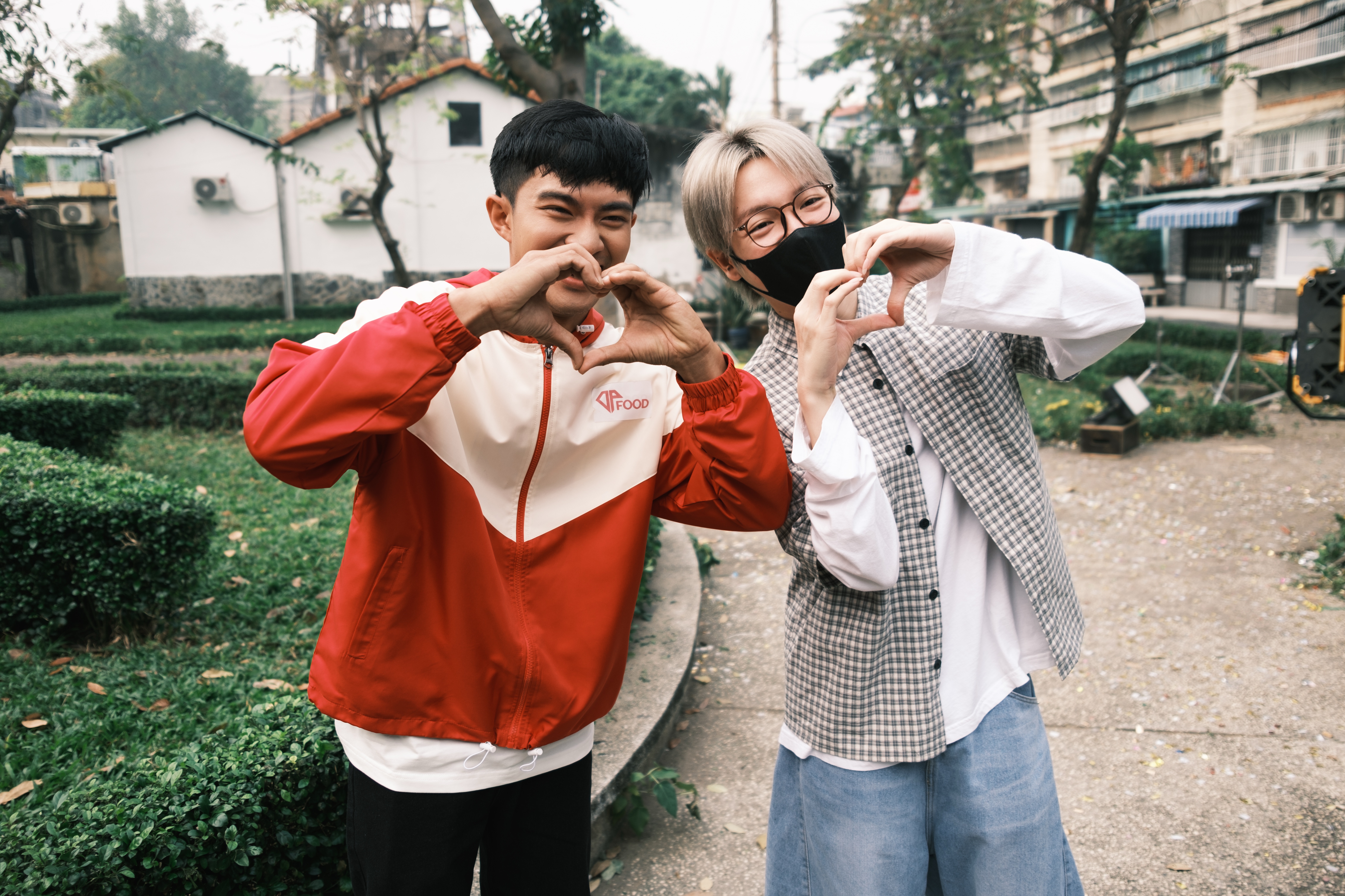 Duc Phuc menjemput Le Tuan Khang muncul dalam MV: Wang tidak sepenting cinta - 1 Đức Phúc mời Lê Tuấn Khang vào MV: Tiền không quan trọng bằng tình cảm - 1