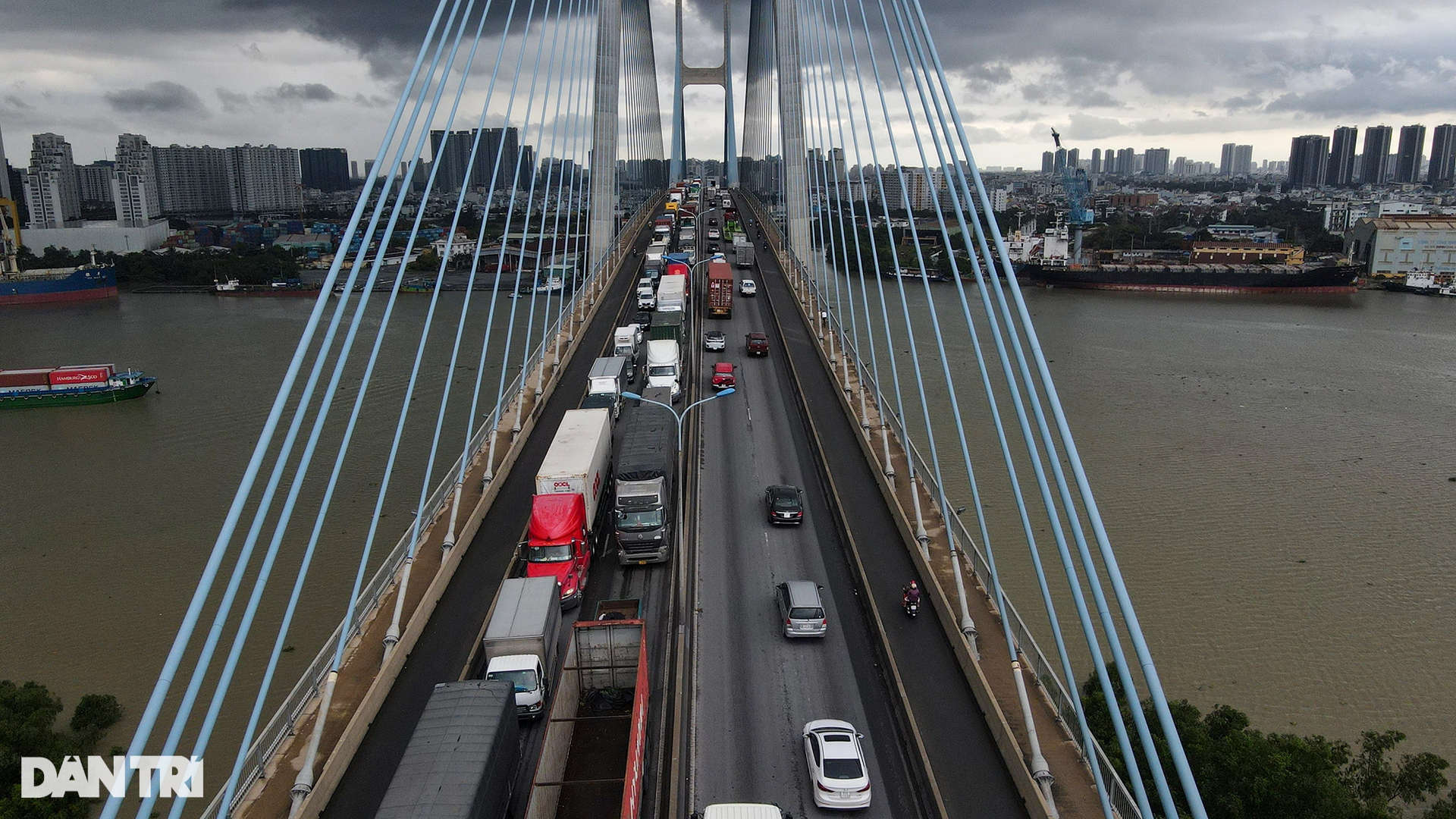 Dòng xe container kẹt từ trưa đến chiều, kéo dài gần 2km trên cầu Phú Mỹ - 2 Dòng xe container kẹt từ trưa đến chiều, kéo dài gần 2km trên cầu Phú Mỹ - 2