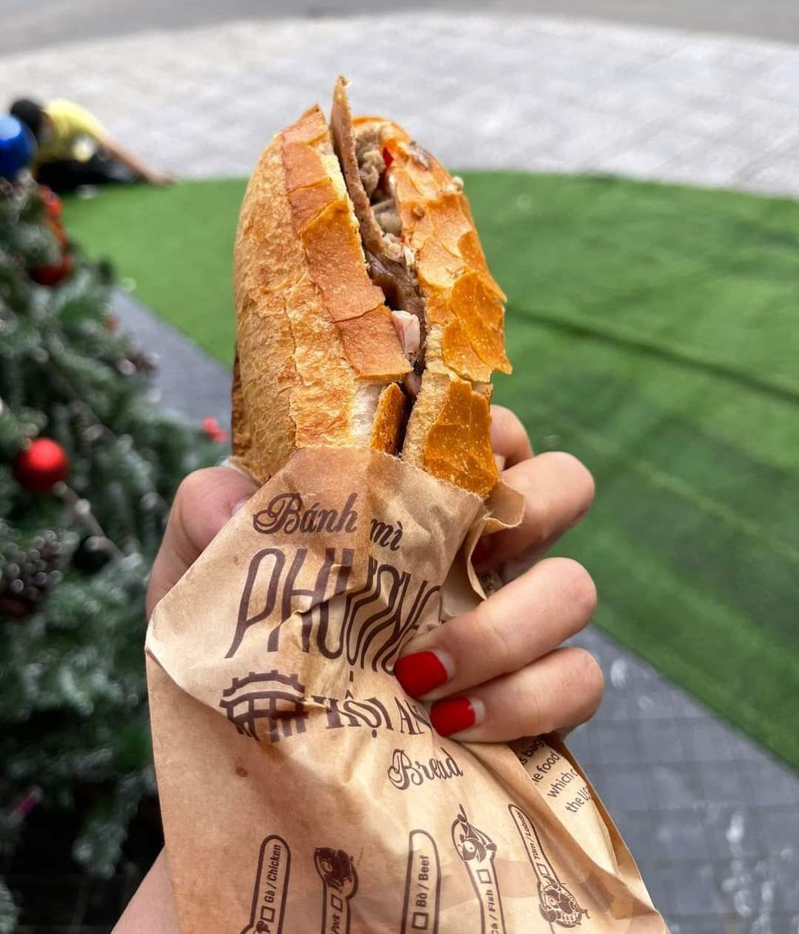 Bị kêu gọi tẩy chay vì hách dịch, chủ bánh mì Phượng Hội An nói gì? - 2 Bị kêu gọi tẩy chay vì hách dịch, chủ bánh mì Phượng Hội An nói gì? - 2