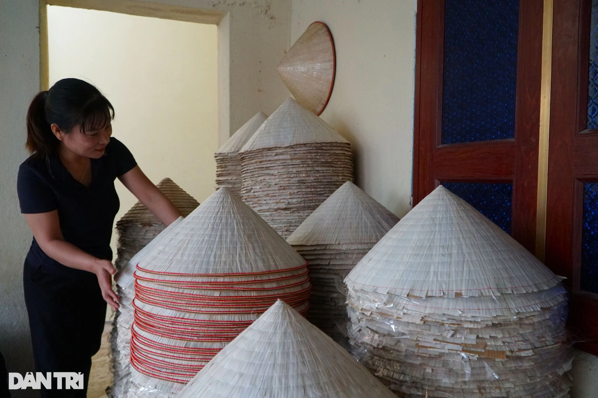 Những người phụ nữ mất vân tay, bật máu mỗi ngày để kiếm 100.000 đồng - 11 Những người phụ nữ mất vân tay, bật máu mỗi ngày để kiếm 100.000 đồng - 11