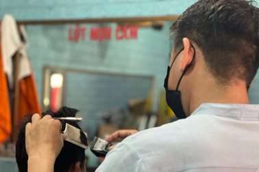 Thợ "nắm đầu người khác" phát khóc khi Phó giám đốc hô lớn: "Cắt cụt lên!"