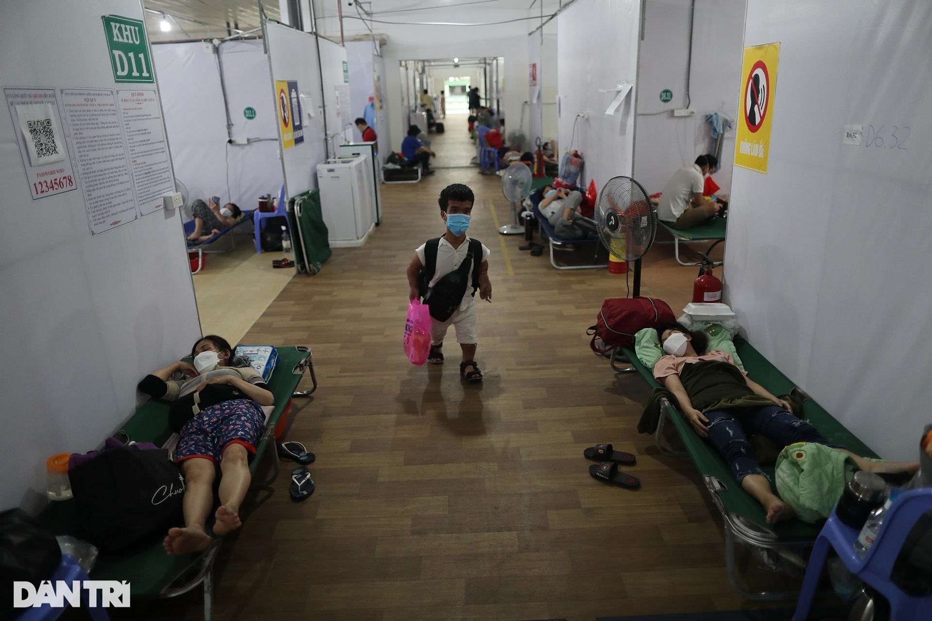 Bệnh viện dã chiến TPHCM quá tải, bệnh nhân phải nằm ghế bố khắp hành lang - 10