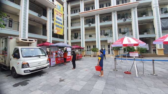 Hà Nội, triển khai các điểm bán hàng lưu động cho người dân trong thời gian giãn cách xã hội theo Chỉ thị 16 - Ảnh 1.