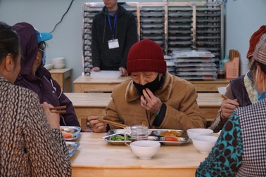 Quán cơm 2.000 đồng "thắp lửa ấm" trong lòng Hà Nội