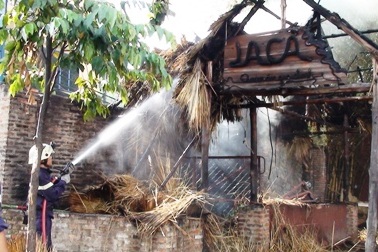 Cháy rụi một cửa hàng ăn