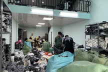 Triệt phá kho hàng 3 tầng chứa toàn nhãn hiệu LV, Gucci, Burberry nghi rởm