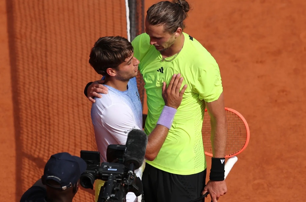 Alcaraz tiến vào bán kết Queens Club, Zverev gặp Medvedev ở Halle Open - 2 Alcaraz tiến vào bán kết Queens Club, Zverev gặp Medvedev ở Halle Open - 2