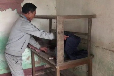 Người thân chia sẻ về việc ông N. bị con trai đánh bầm dập, gãy xương sườn, mẻ bánh chè