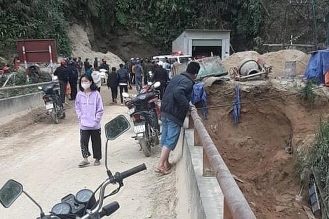 2 người tử vong do bị đất đá đổ trúng khi đang đổ bê tông kè nhà - 1 2 người tử vong do bị đất đá đổ trúng khi đang đổ bê tông kè nhà - 1
