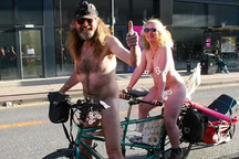 Cặp đôi đạp xe hơn 1.400km trong trạng thái khỏa thân hoàn toàn