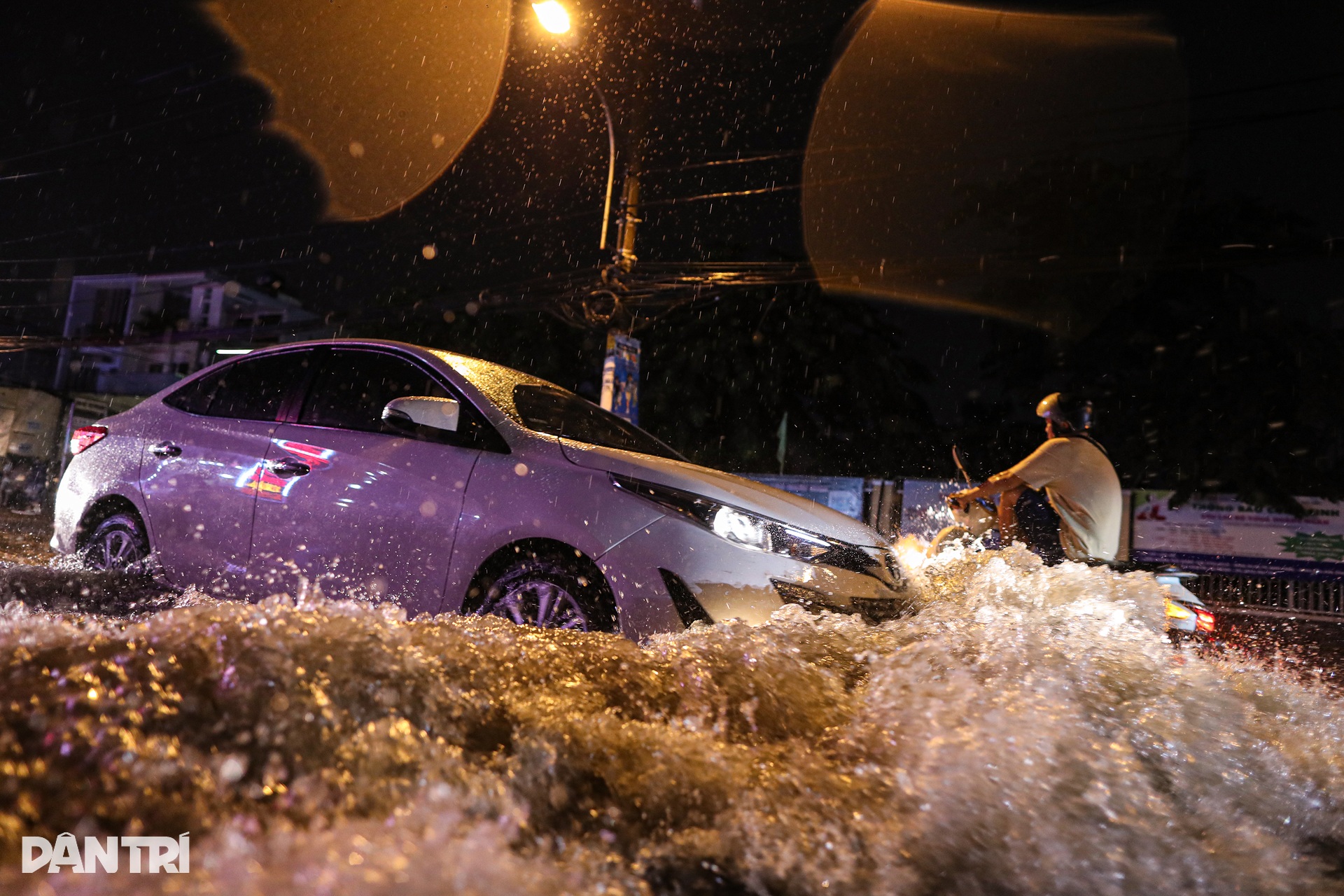 Mưa như trút nước, người dân TPHCM bì bõm về nhà trong đêm - 9