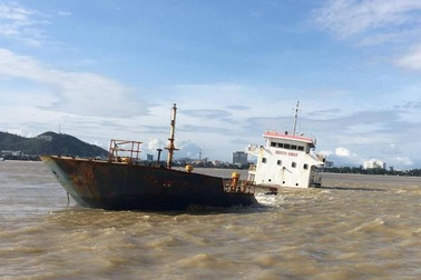 Dịch chuyển, thông luồng vào cảng Quy Nhơn