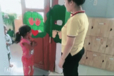 Cô giáo vùng cao chào đón đầy yêu thương khiến trẻ vui đến trường