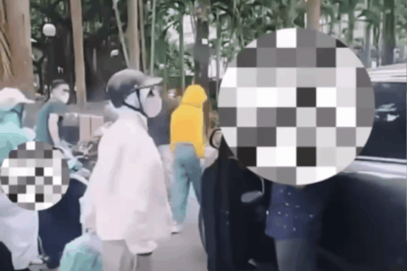 Công an vào cuộc vụ người phụ nữ chửi bới, hành hung tài xế ô tô ở Hà Nội