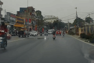 Nam sinh đi xe máy trượt ngã lao về phía ô tô