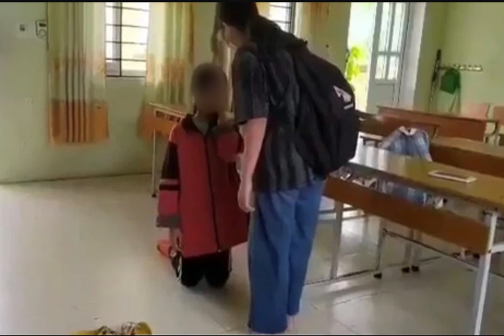 Nữ sinh lớp 8 bị bắt quỳ, tát liên tiếp vào mặt tại lớp học - 1 Nữ sinh lớp 8 bị bắt quỳ, tát liên tiếp vào mặt tại lớp học - 1