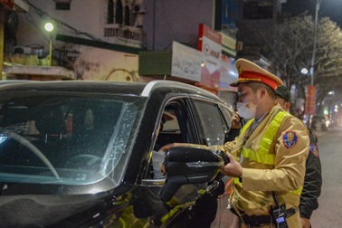 Tài xế "ma men" liên tục gọi điện "cầu cứu", nói uống 1,5 lon bia