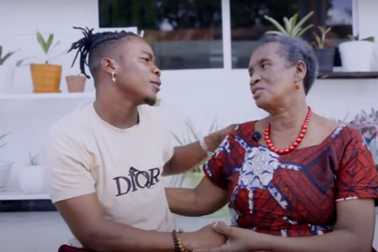 Chuyện tình sau lần quên túi của cụ bà 80 tuổi và anh xe ôm 24 tuổi