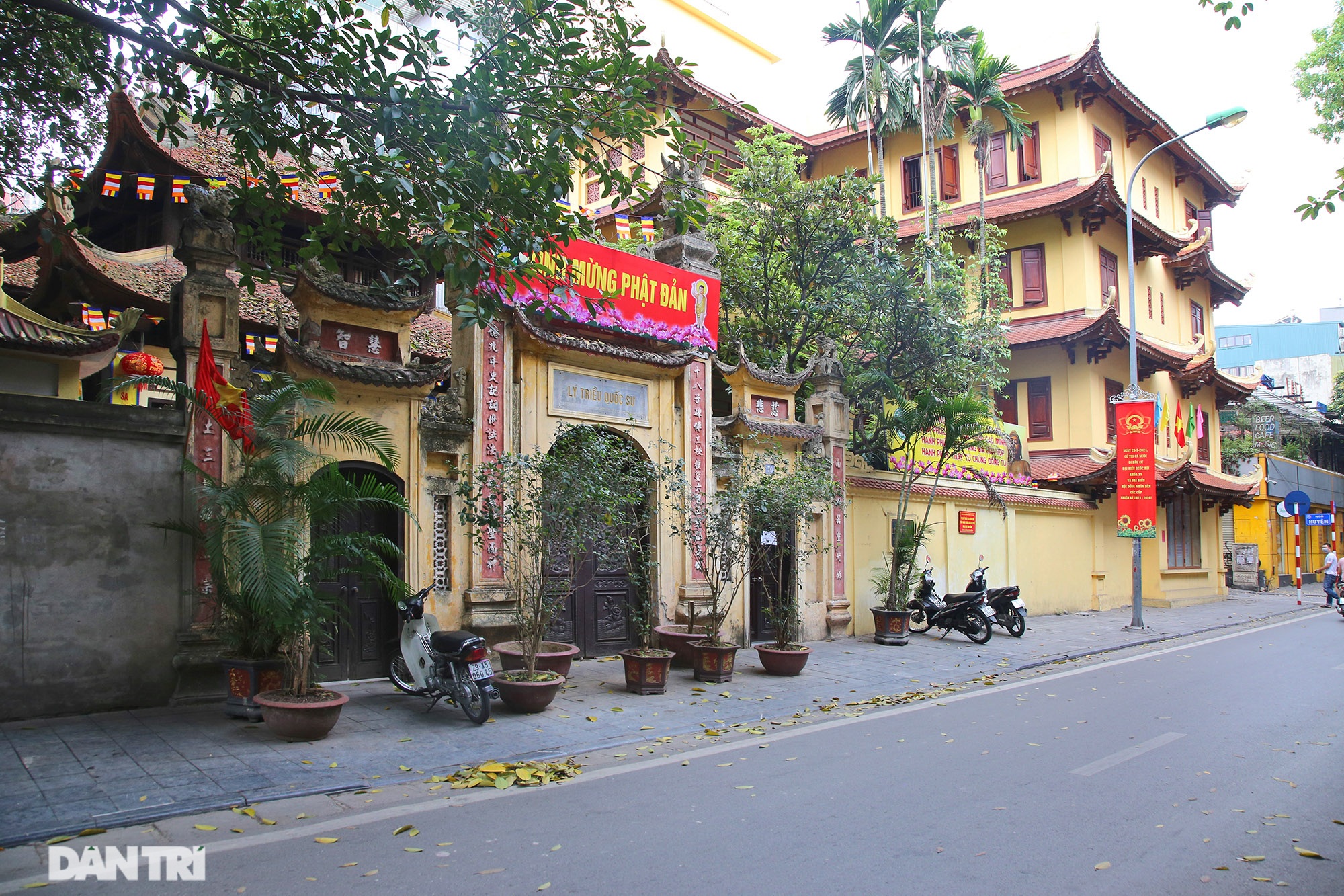 Đền, chùa ở Hà Nội cửa đóng then cài ngay cả trong thời điểm lễ Phật đản - 15