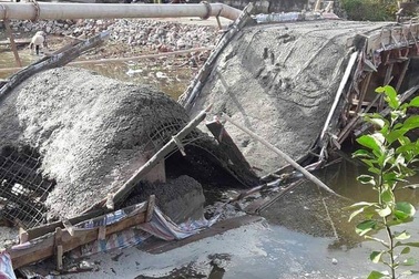Dân góp tiền xây cầu, vừa đổ bê tông xong thì... cầu sập