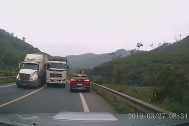 Rùng mình xe tải vượt ẩu nơi cấm vượt suýt gây ra tai nạn