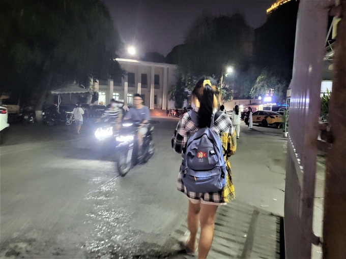 Cố thủ cửa hàng tiện lợi, bôi nước lên người mới ngủ được vào ngày 40 độ C - 1 Cố thủ cửa hàng tiện lợi, bôi nước lên người mới ngủ được vào ngày 40 độ C - 1