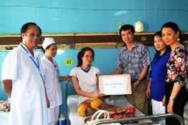 Giám đốc Sở Y tế trực tiếp thăm hỏi thai phụ mang thai 4 tự nhiên hiếm gặp