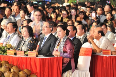 Chủ tịch Quốc hội Nguyễn Thị Kim Ngân dự lễ hội Dừa