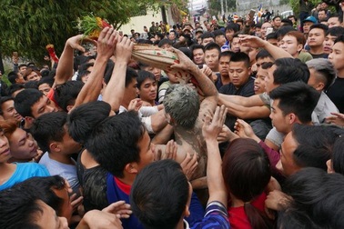 Dẫm đạp cướp lộc chốn thiêng vừa gây phản cảm, vừa trái tinh thần Phật giáo