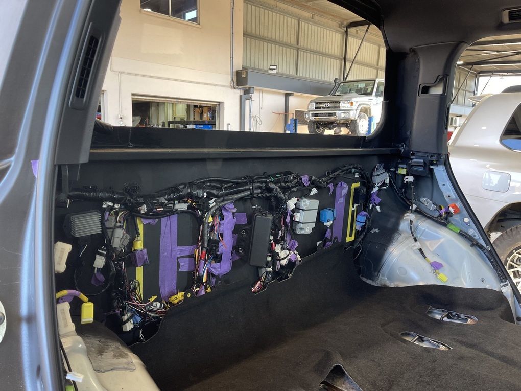 Toyota Land Cruiser LC300 bị cưa đôi làm xe bán tải - 9 Toyota Land Cruiser LC300 bị cưa đôi làm xe bán tải - 9