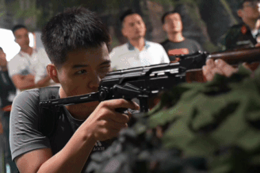 Người dân háo hức trải nghiệm bắn súng mô phỏng tại Triển lãm 80 năm