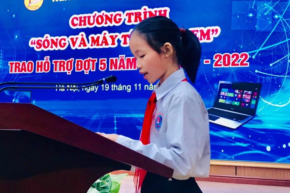 Nữ sinh mồ côi cha, ở túp lều và giấc mơ có máy tính học trực tuyến - 2 Nữ sinh mồ côi cha, ở túp lều và giấc mơ có máy tính học trực tuyến - 2