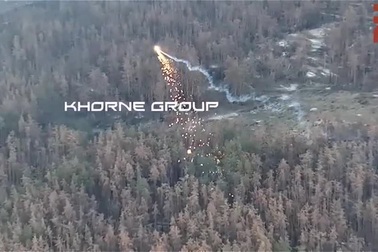 UAV Ukraine rải "mưa" kim loại nóng chảy