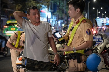 Uống 3 lon bia từ biệt bạn thân, nam tài xế bị phạt 2,5 triệu đồng