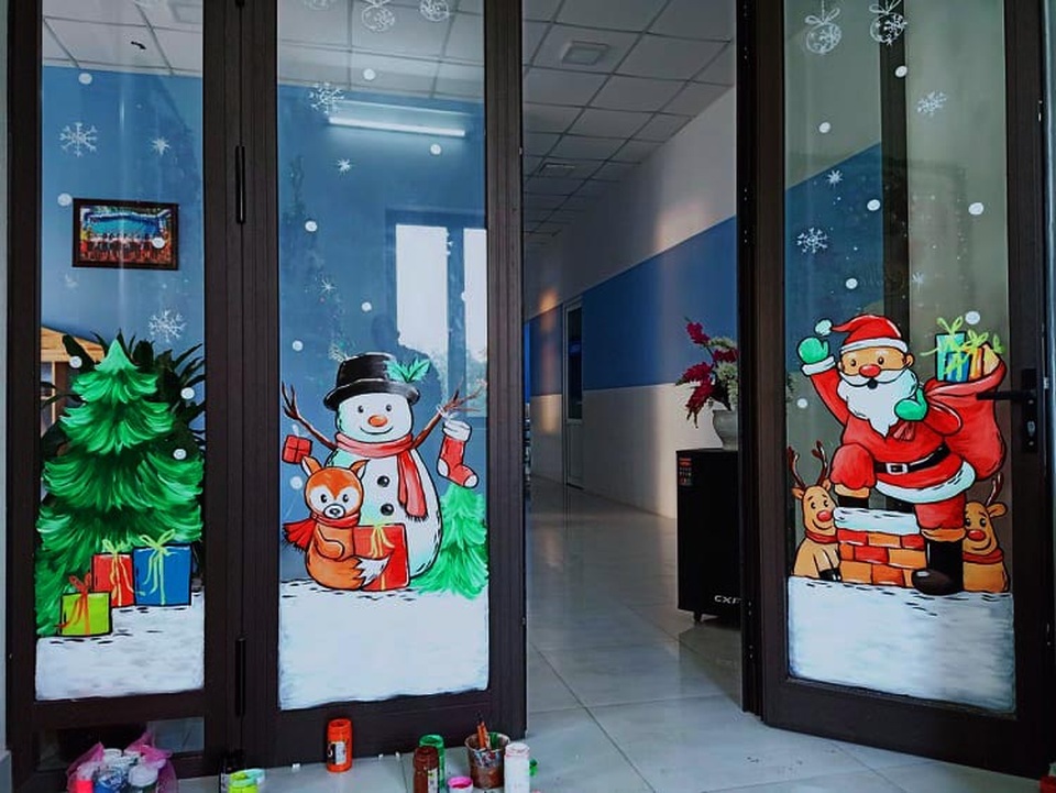 Ông già Noel hân hoan bay trên cửa kính, xin luôn chủ quán 2 triệu đồng - 4 Ông già Noel hân hoan bay trên cửa kính, xin luôn chủ quán 2 triệu đồng - 4