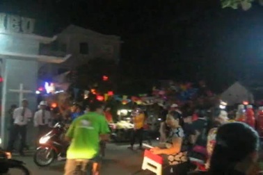 Clip người dân cùng giáo dân đón Giáng sinh ở Trà Kiệu