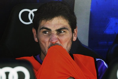 Iker Casillas tiếp tục bị đày trên ghế dự bị: Kiếp sống mòn