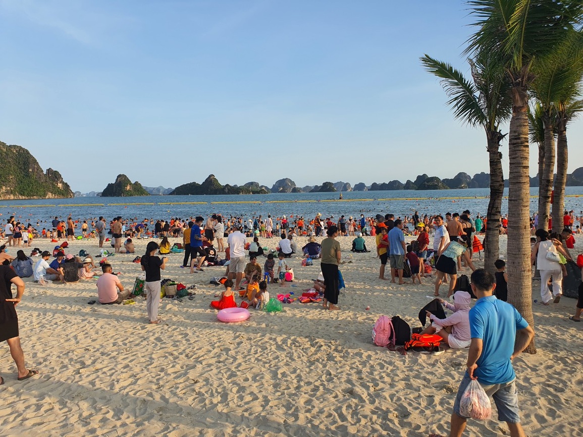 Nghìn người đổ về biển Quảng Ninh giải nhiệt nắng nóng - 5 Nghìn người đổ về biển Quảng Ninh giải nhiệt nắng nóng - 5