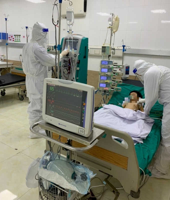 Các bác sĩ chăm sóc cho bệnh nhân tại Bệnh viện Trẻ em Hải Phòng.