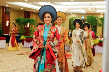 Á hậu Ngô Trà My quý phái với áo dài “Vương triều”