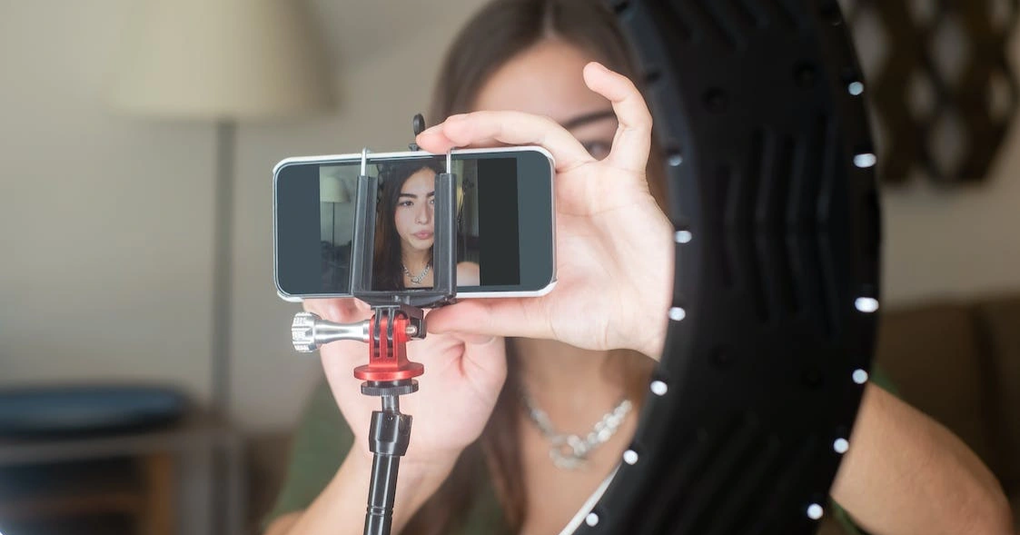 Nghề kiếm bộn tiền và giọt nước mắt tủi hờn sau khi tắt livestream - 5 Nghề kiếm bộn tiền và giọt nước mắt tủi hờn sau khi tắt livestream - 5