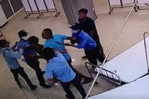 Bị nhắc nhở dừng đỗ xe lâu, lao vào hành hung bảo vệ bệnh viện