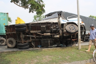 Xe tải tông liên hoàn hai ô tô trên đại lộ rồi... lật ngang