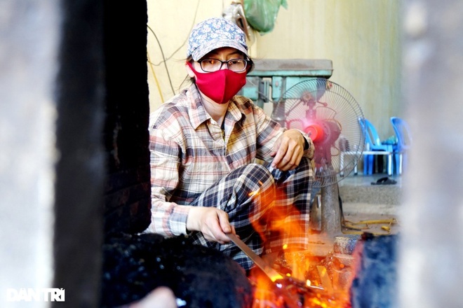 Những người làm việc bên lò than rực lửa giữa trời nắng 40 độ C - 7 Những người làm việc bên lò than rực lửa giữa trời nắng 40 độ C - 7